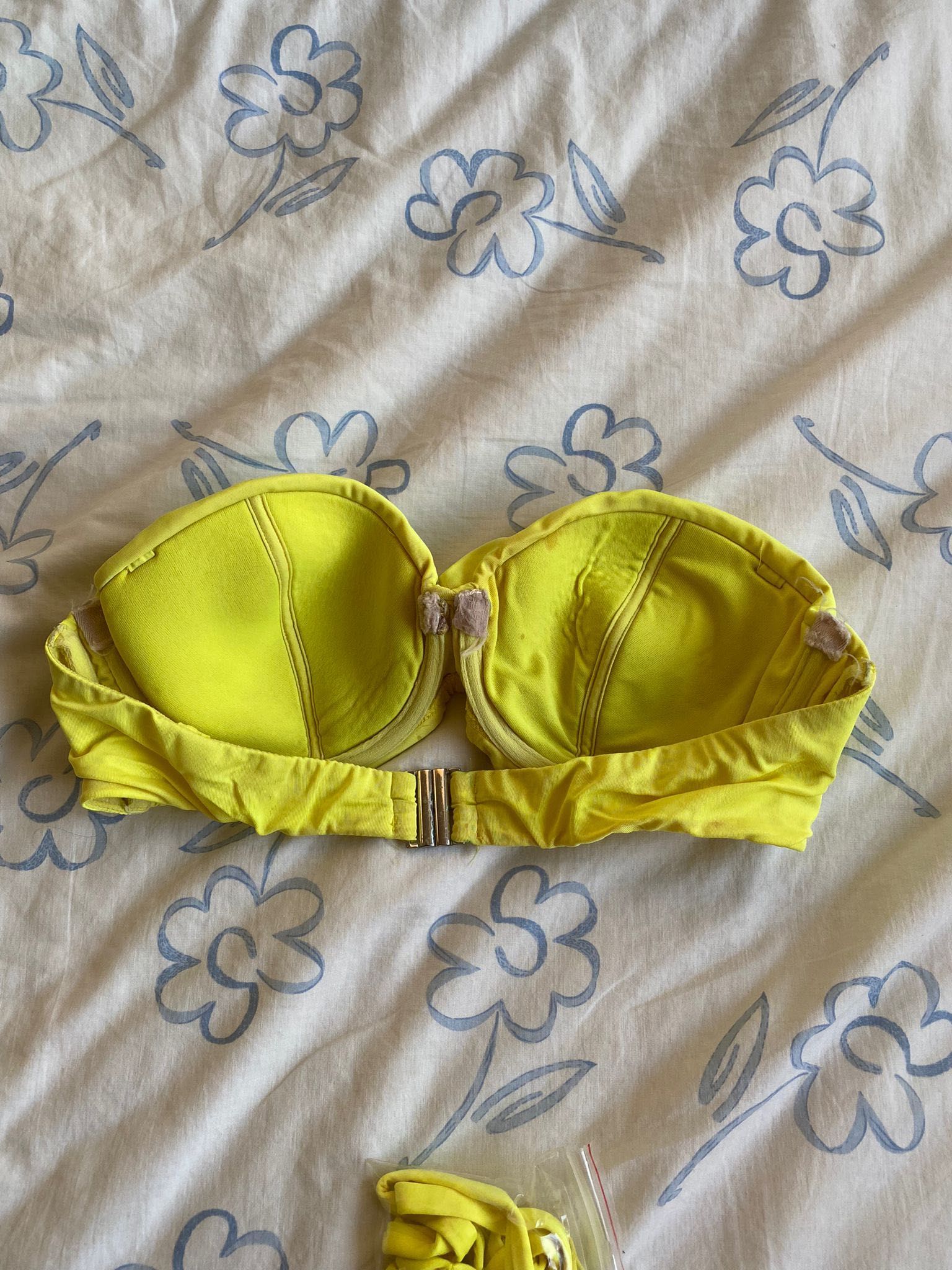 Biquini cai cai amarelo, da H&M