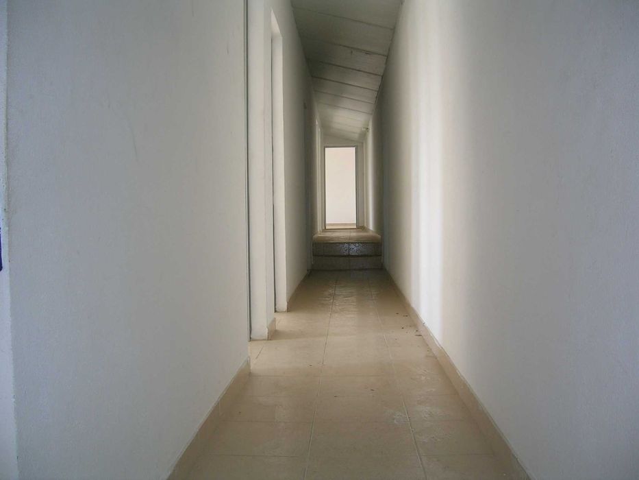 Moradia T3 + terreno com várias habitações no seu interior