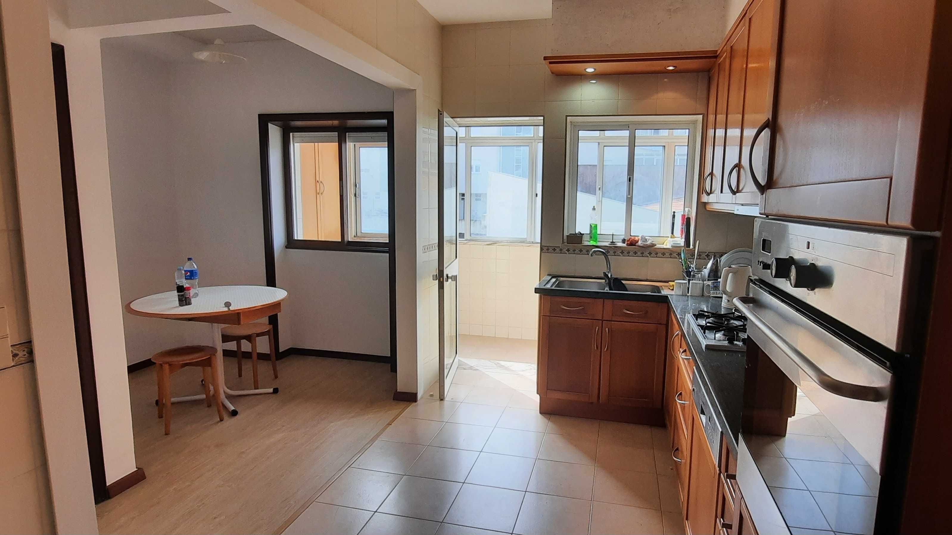 Quarto em apartamento equipado