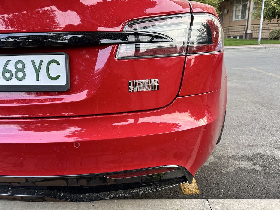 Шильдик, емблема, логотип, наліпка, Tesla Plaid