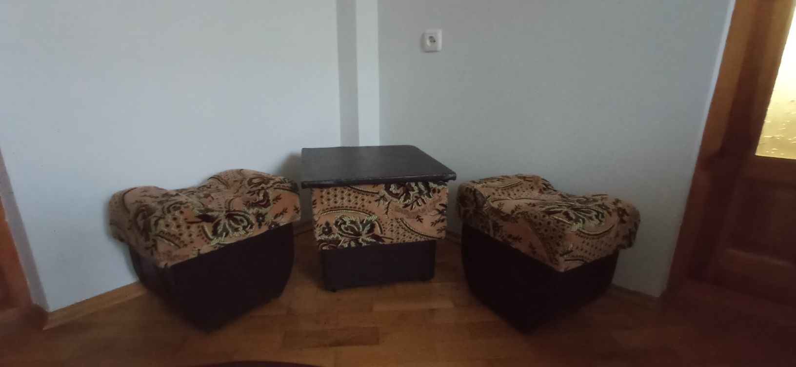 Продам 2 дивани 2 пуфіка 1 столик 1 уголок 2 крісла
