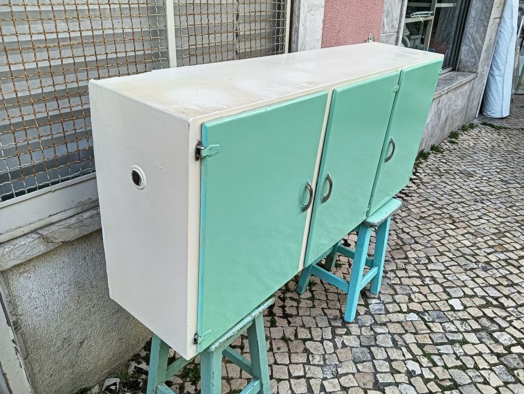 Armário de cozinha vintage em verde água