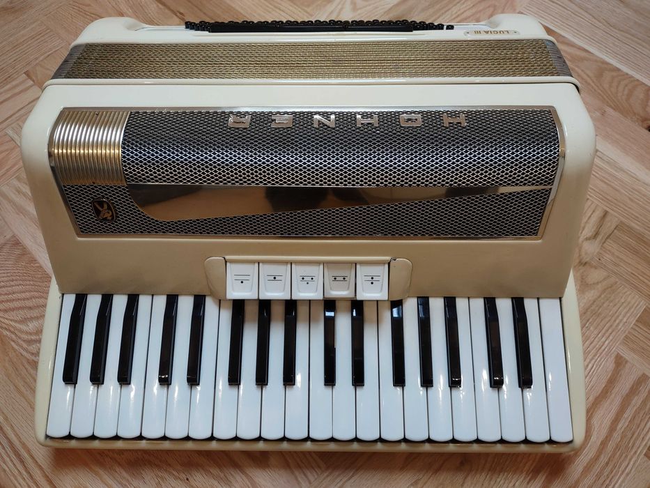 Akordeon Hohner Lucia III 96 basów