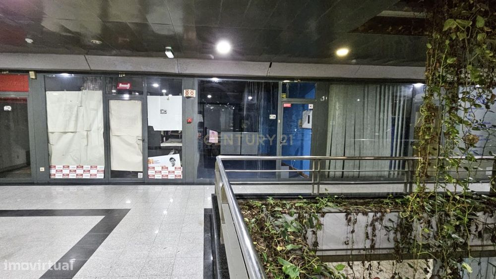 Loja no Centro Comercial Dom Dinis, em Coimbra