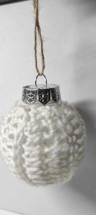Białe szydełkowe bombki, rękodzieło, z plastikowym wypełnieniem