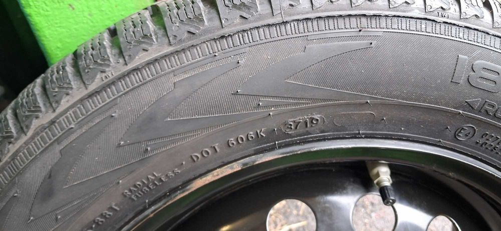 Sprzedam 4 koła zimowe NOKIAN WR D4. 185/65/15, Toyota Yaris IV.