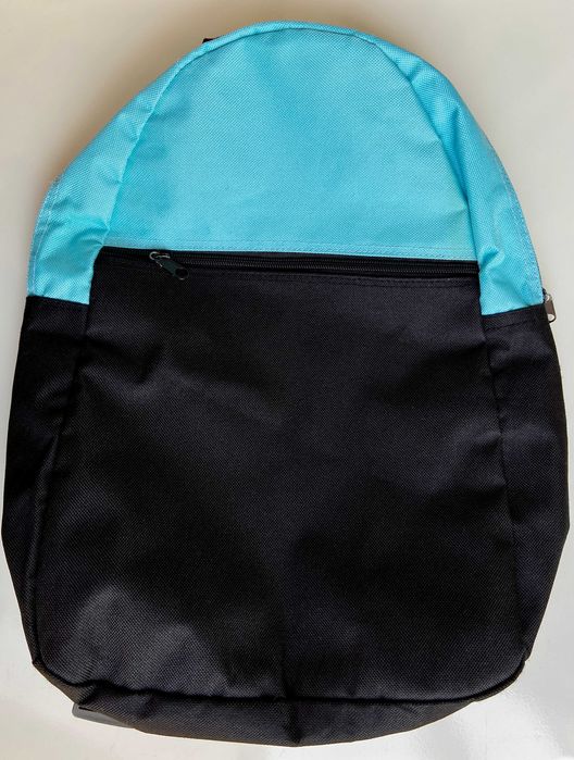 Pequena mochila preta e azul