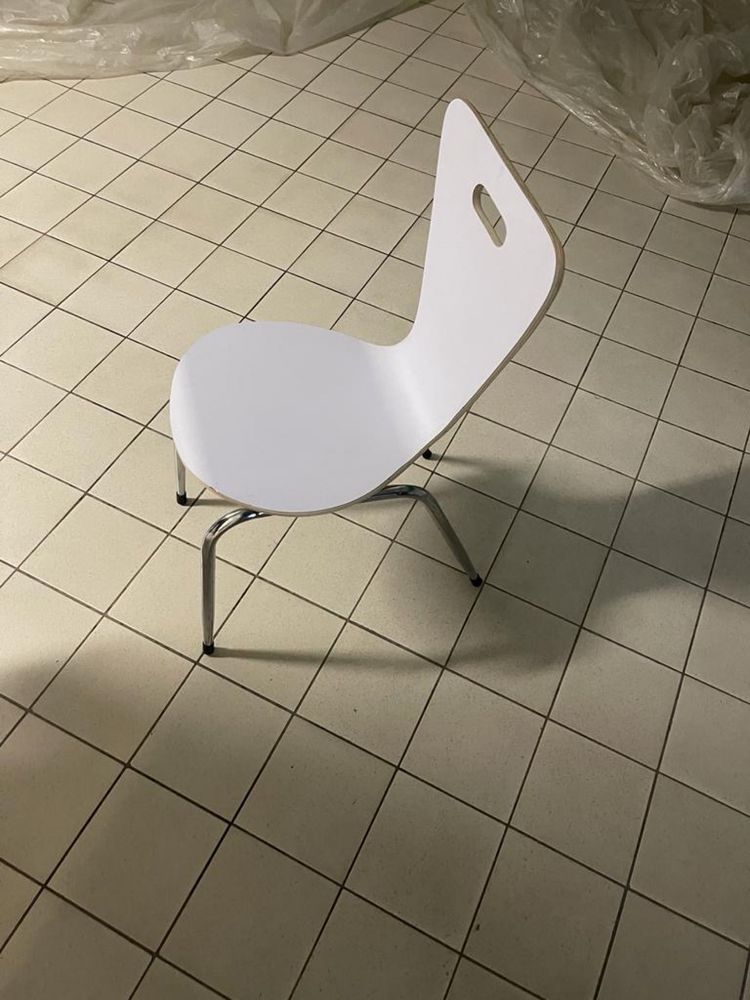 Krzesła białe konferencyjne
