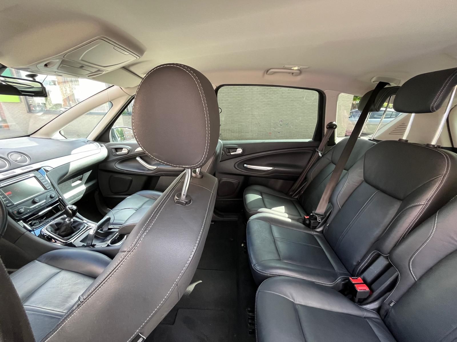 Carrro ford s max
