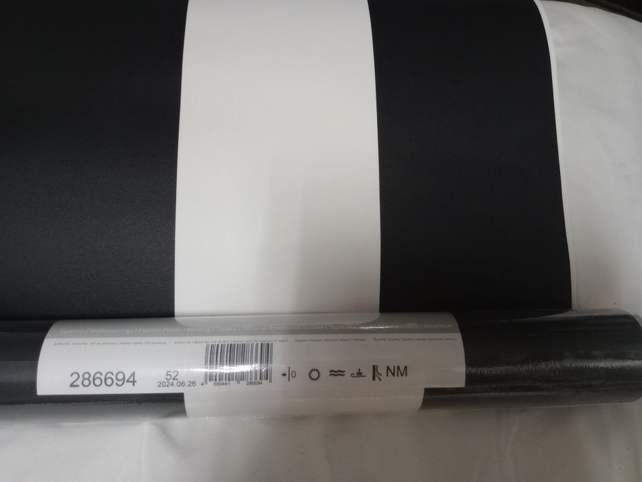 Tapeta w pasy biało czarne