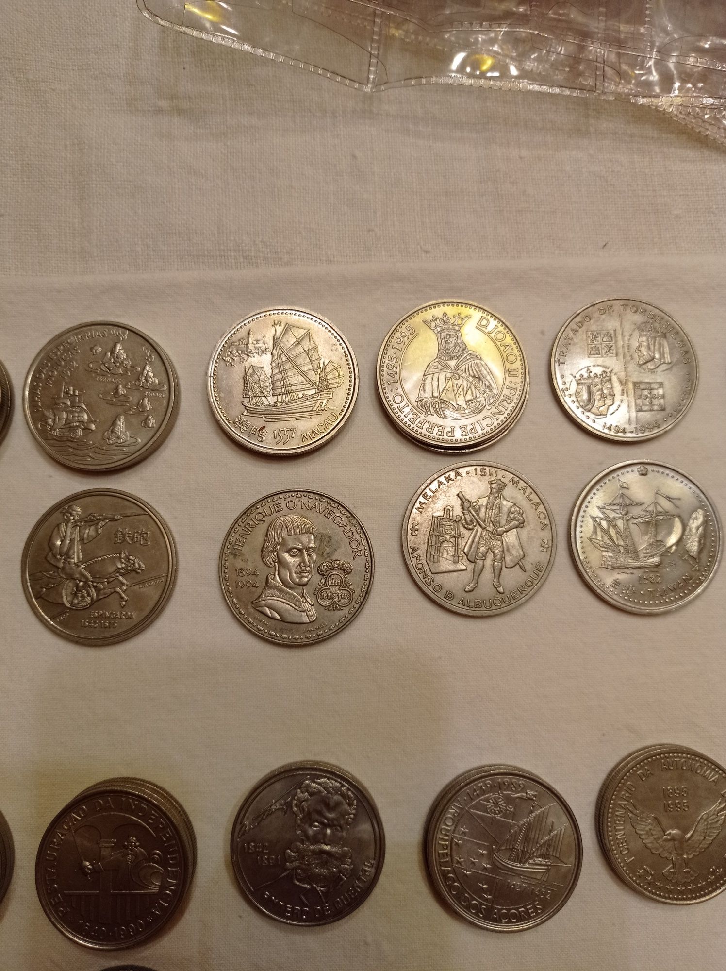 Moedas de 200 escudos / 100 escudos etc