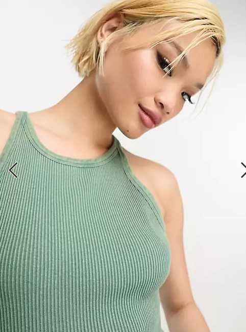 Зеленое облегающее платье миди в рубчик с воротником-борцовкой bershka