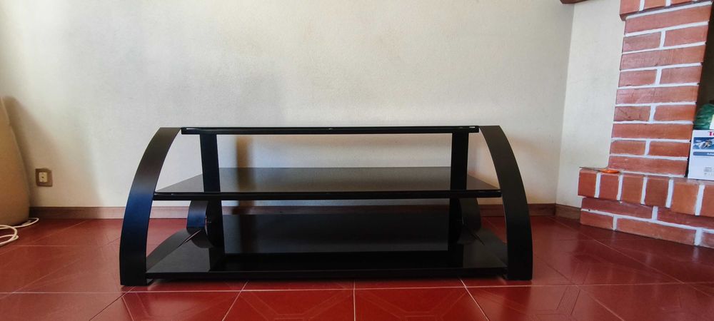 Móvel de TV em ferro e vidro