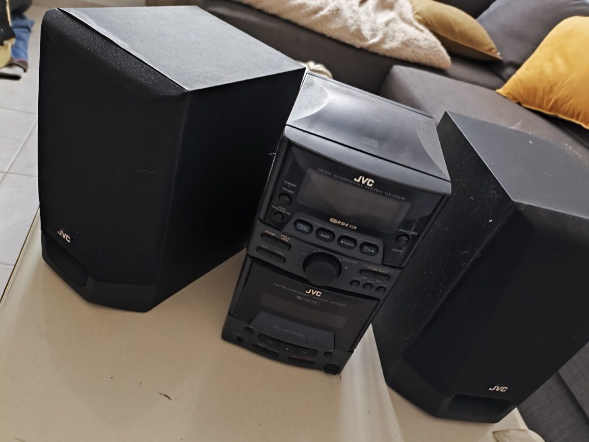 Aparelhagem JVC com colunas