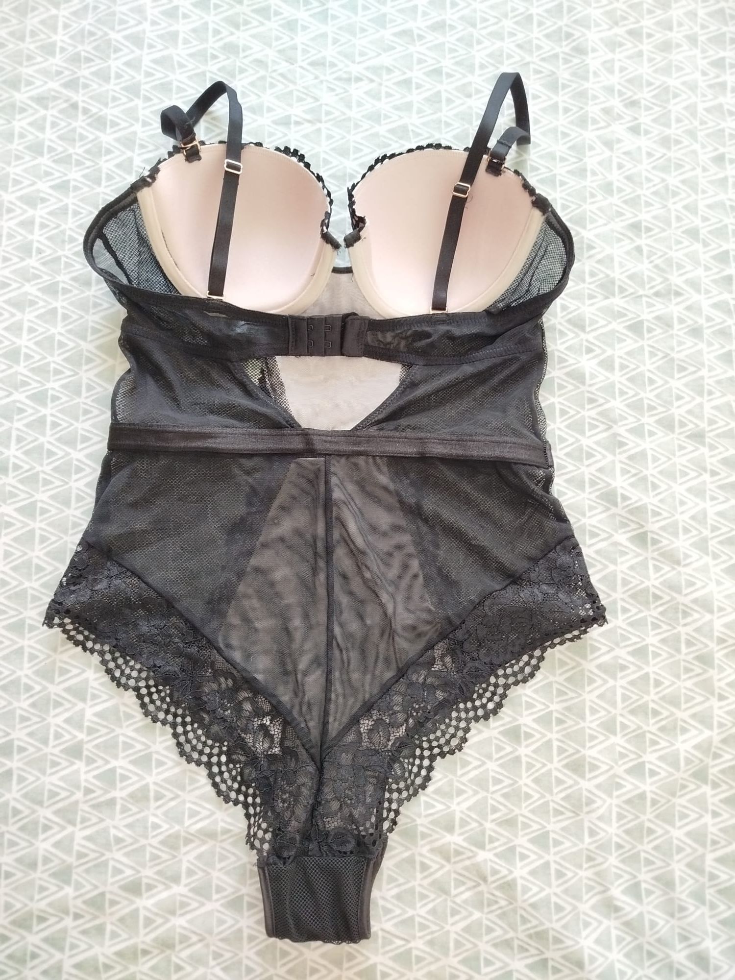 Lingerie preta com transparência
