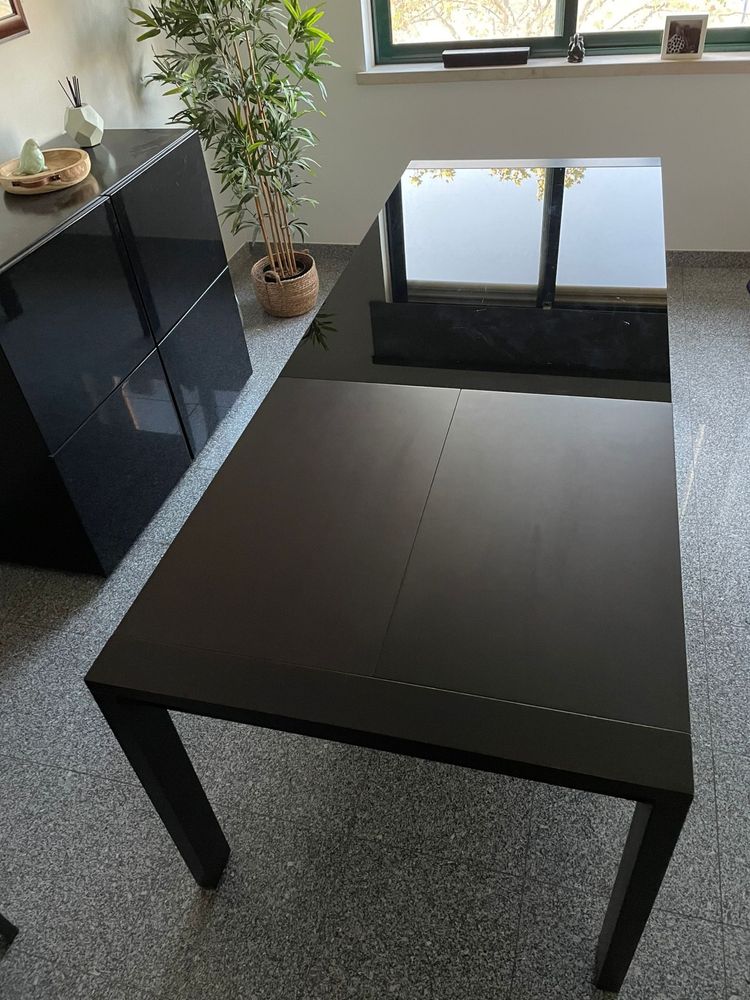 Mesa castanha de madeira maciça