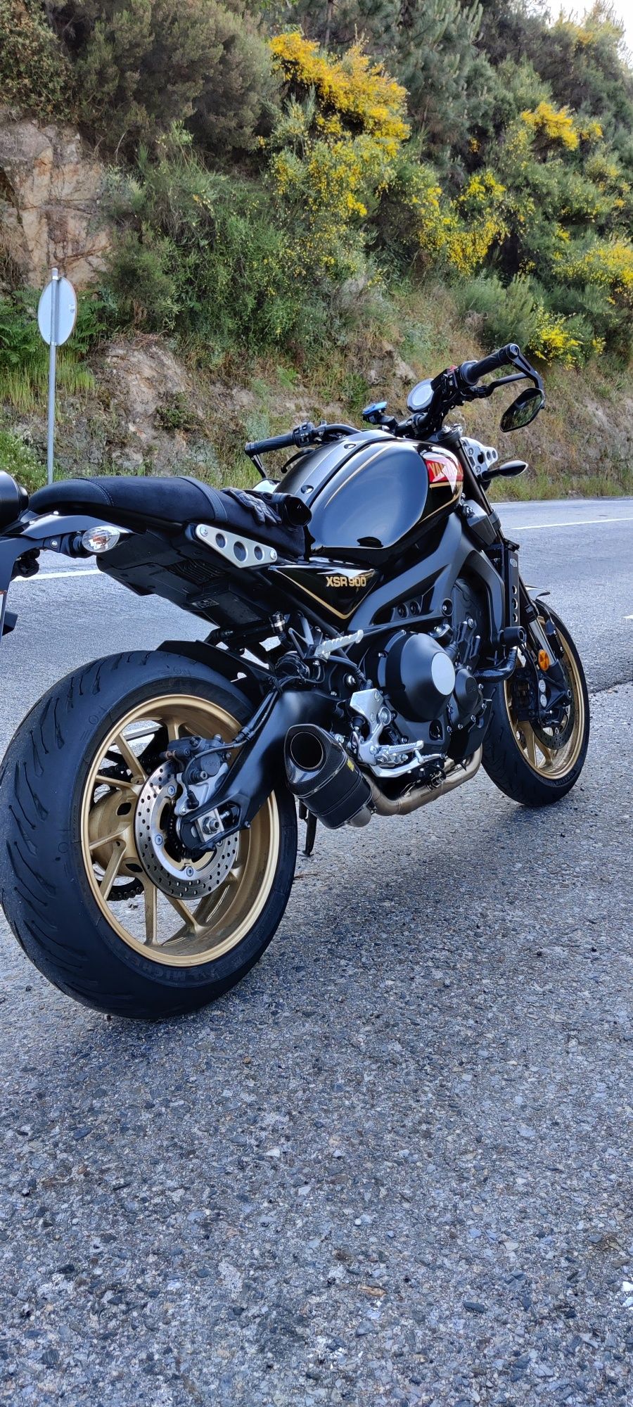 Xsr900 80's black