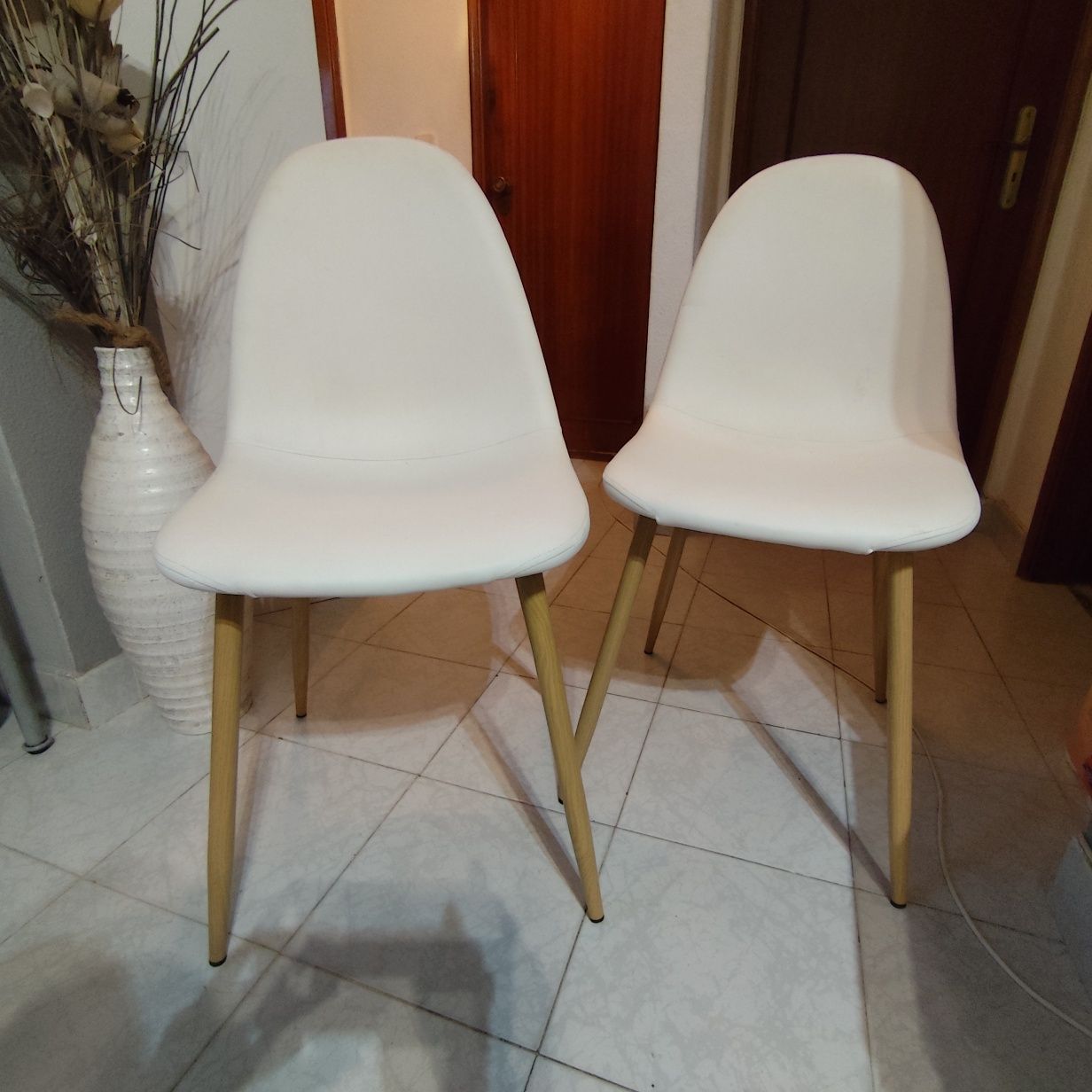 Conjunto de cadeiras em bom estado