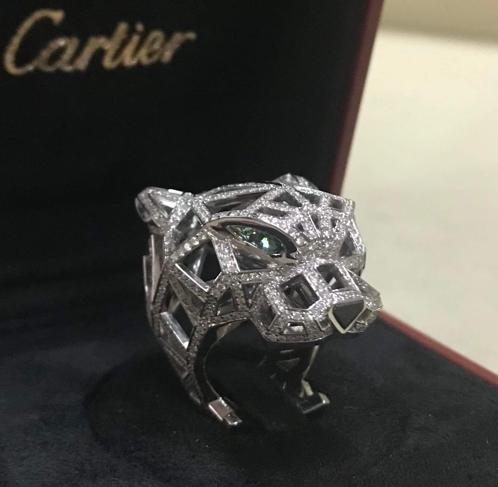 Золоте кільце з 543 діамантами, 2 ізумрудами та оніксом. Cartier