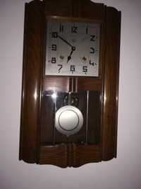 Relógio em madeira antigo