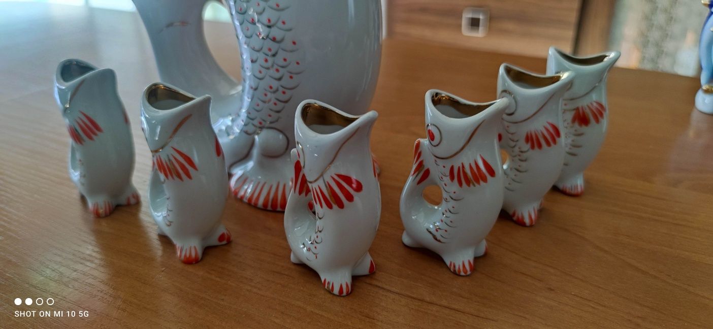 Karafka ryba z małymi rybkami PRL
