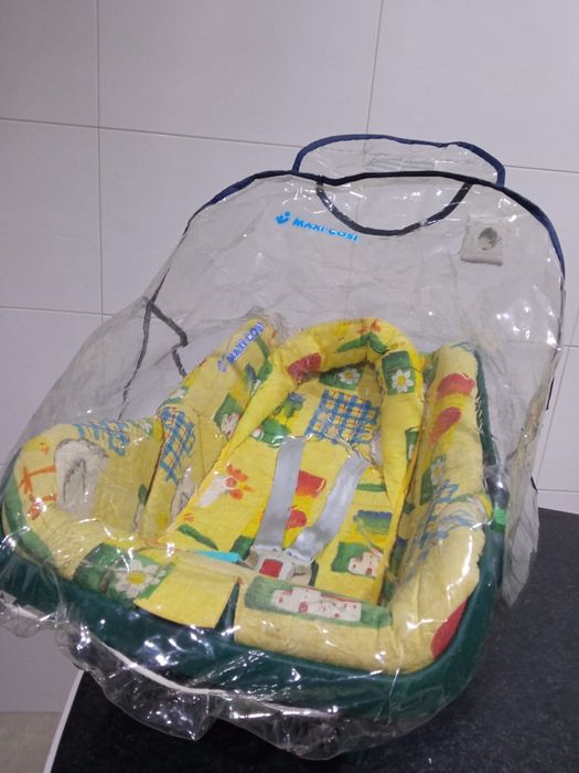 Ovo bebé MaxiCosi Plus com capa de chuva e redutor.