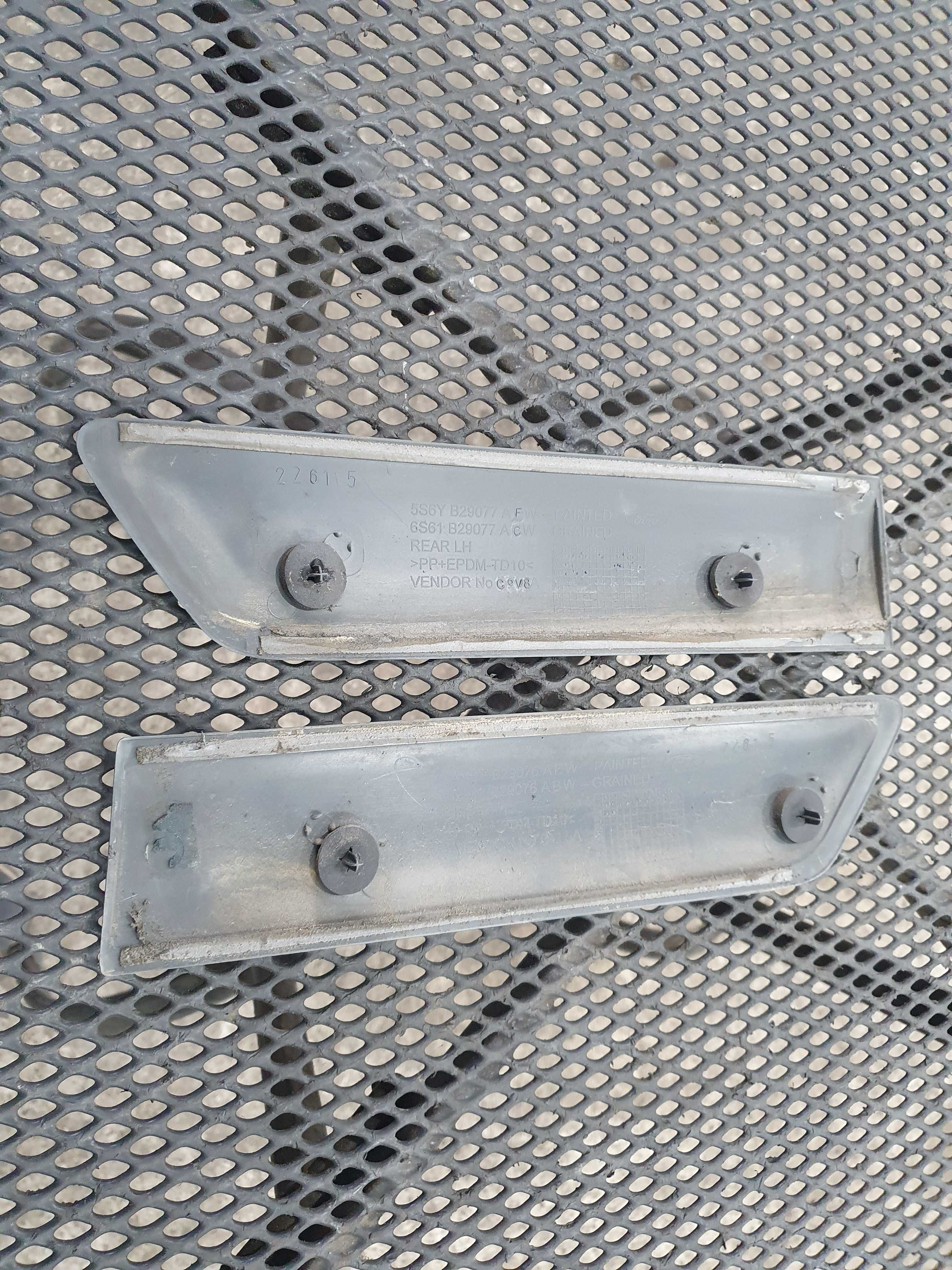 Listwa blotnika tylnego Ford fiesta mk6 lift 3 drzwi komplet