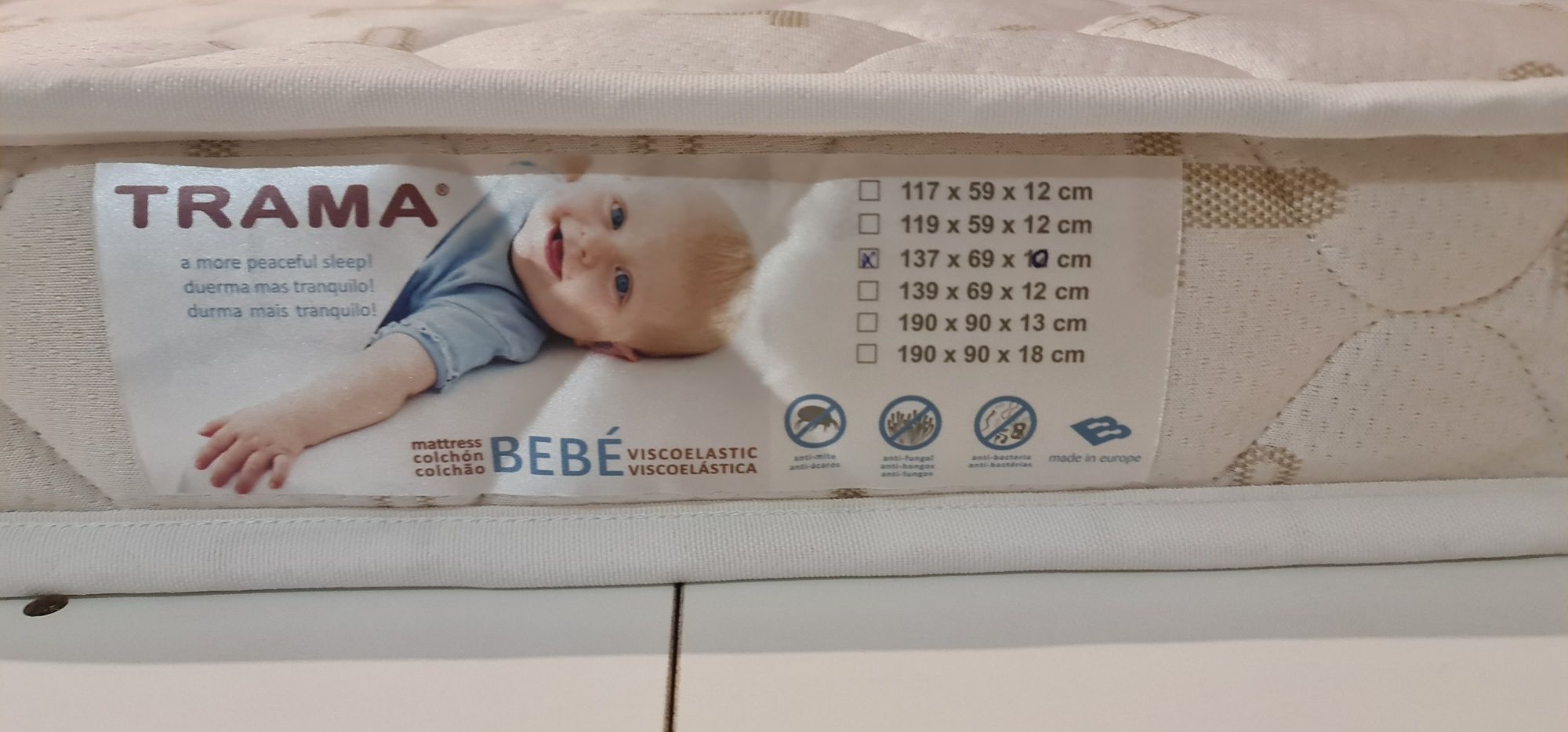 Colchão de criança com edredon, lençóis e capas