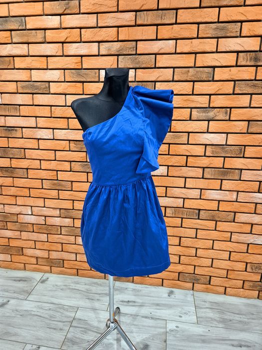 Elegancka sukienka na jedno ramie z falbaną