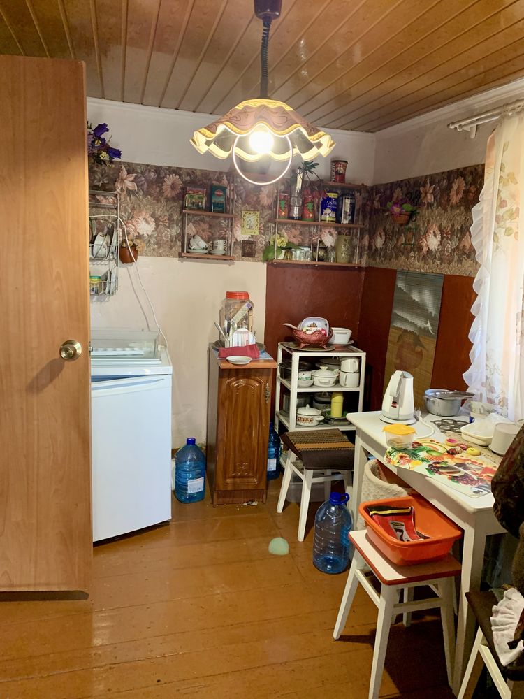 Продаю половину будинку у центрі Гощі