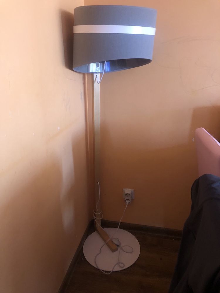 Lampa stojąca na duzej podatwie