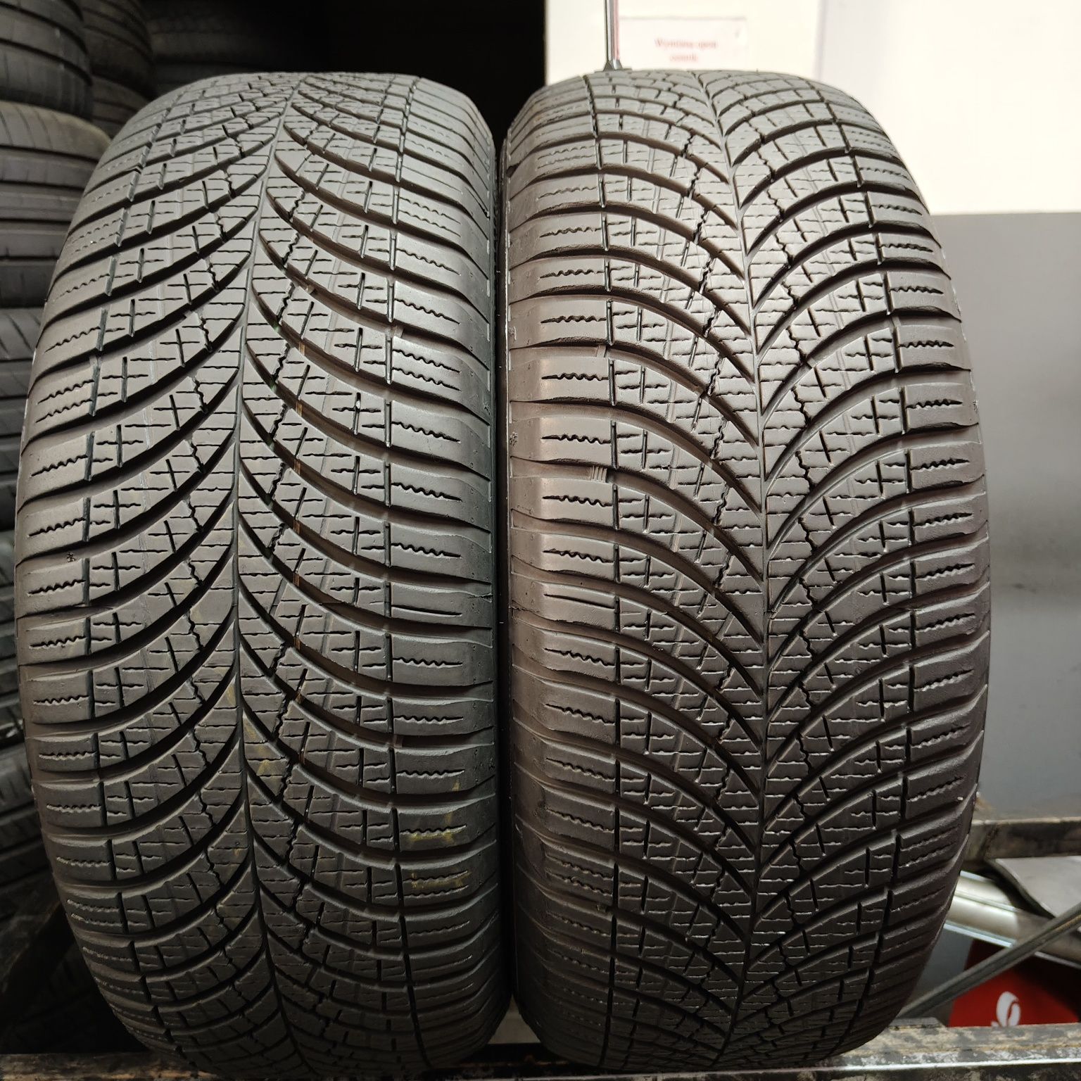 225/55/18 XL Sprzedam parę opon całorocznych Goodyear
