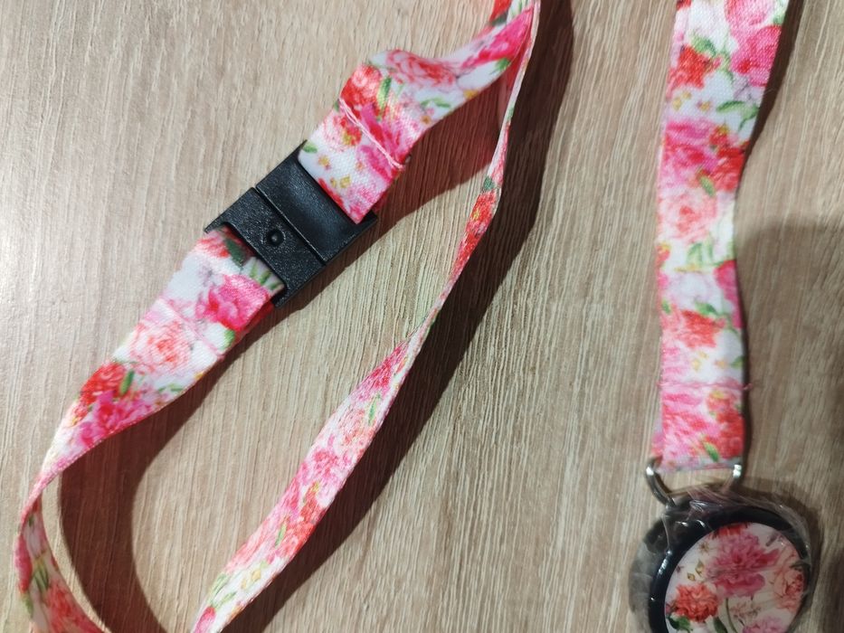 Smyczka w różowe kwiaty z retraktorem