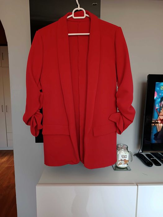 Czerwona marynarka z marszczonymi rękawami