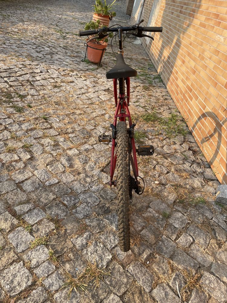 Bicicleta MTB com mudanças Shimano