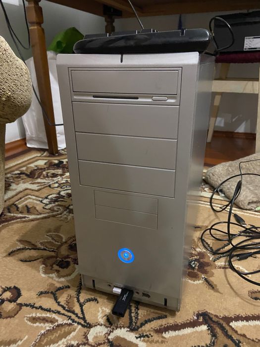 Компʼютер робочий, з клавіатурою та колонками