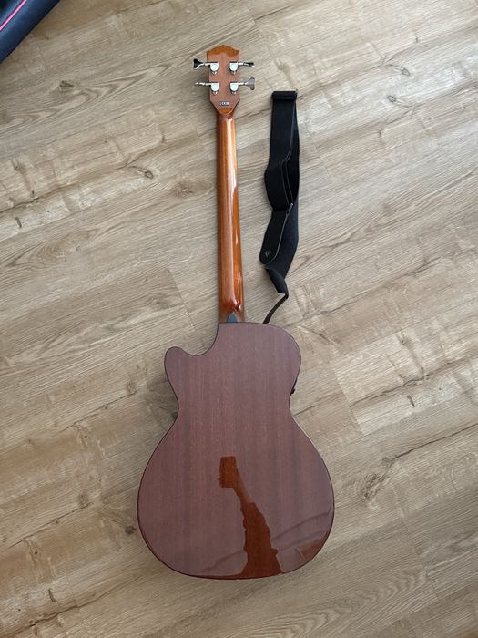 baixo semi acustico fender