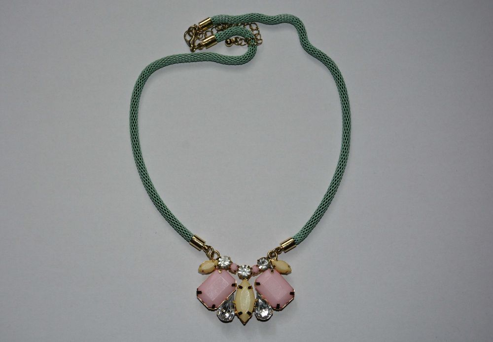 Bogato zdobiony naszyjnik kolia z pastelowymi kamieniami
