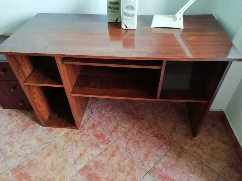 Mesa de madeira cor Mogno