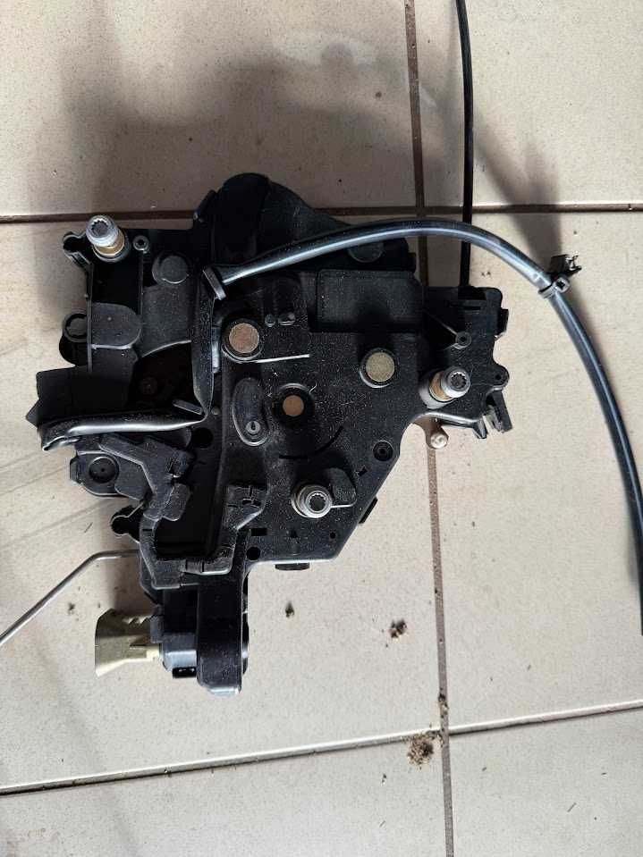 Mechanizm dociągania drzwi przesuwnych VW T5