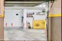 Garagem Fechada com Carregador Elétrico