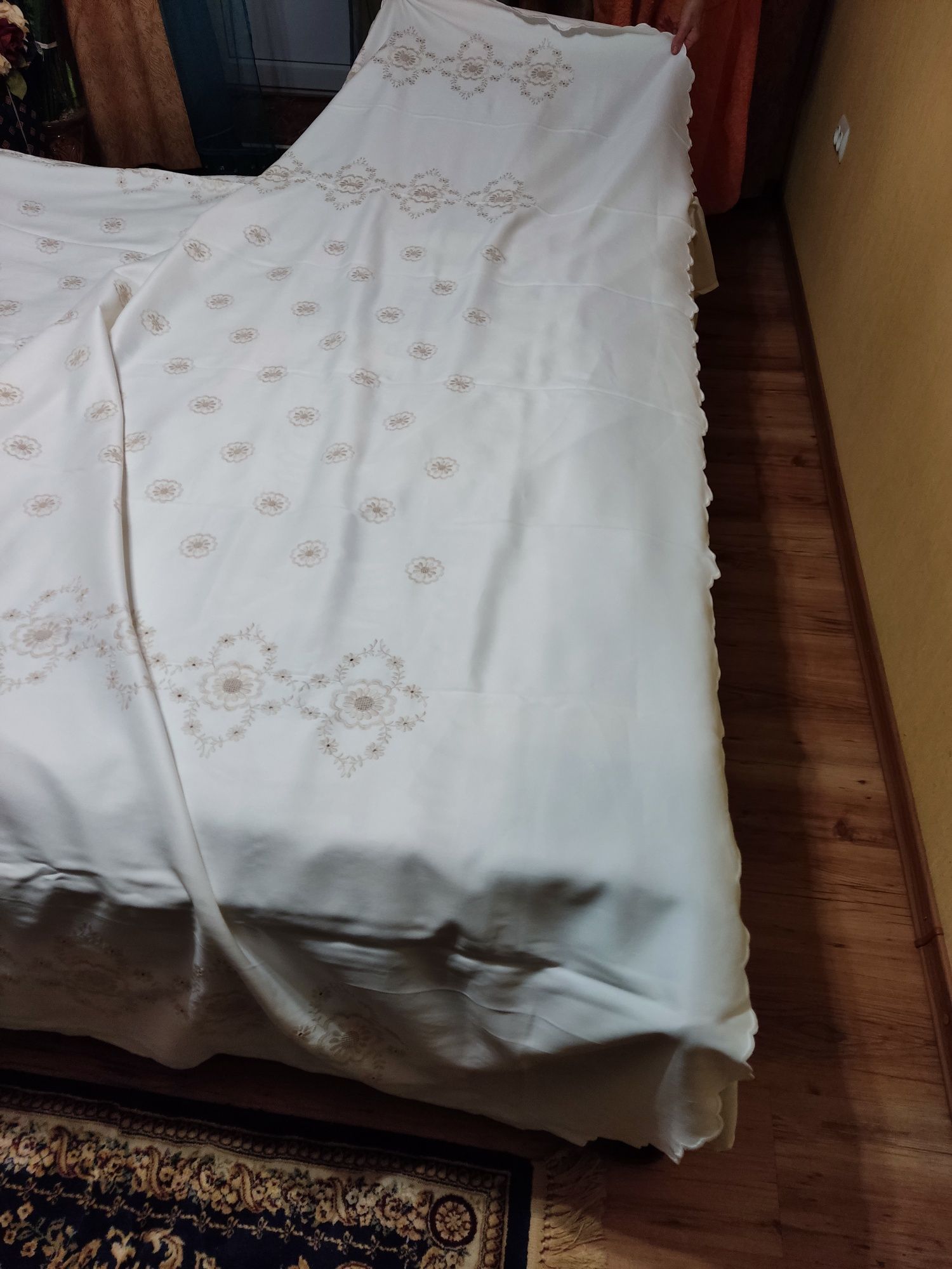 Покривало (ковдра) легке на велике ліжко . Вишивка ручної роботи.