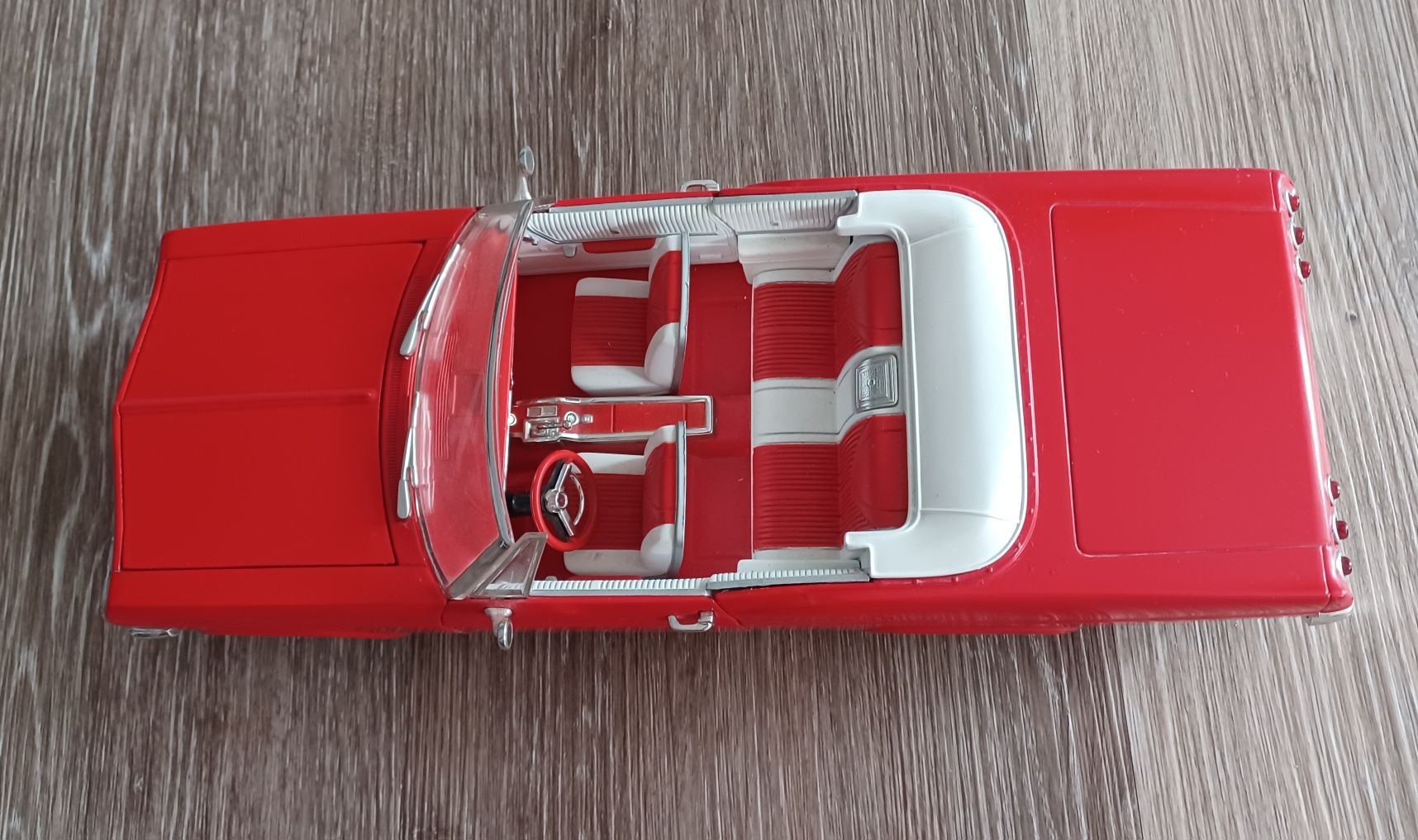Modele samochodów Pontiac GTO i Chevrolet Impala 1:18. Hot Wheels.