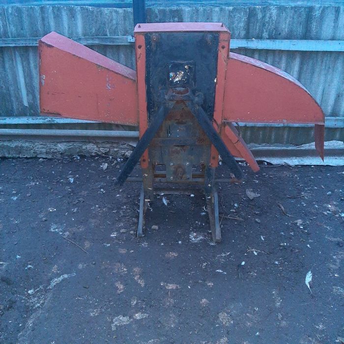 Подрібнювач гілок  до трактора