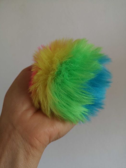 Futrzany pompon tęczowy brelok (419)