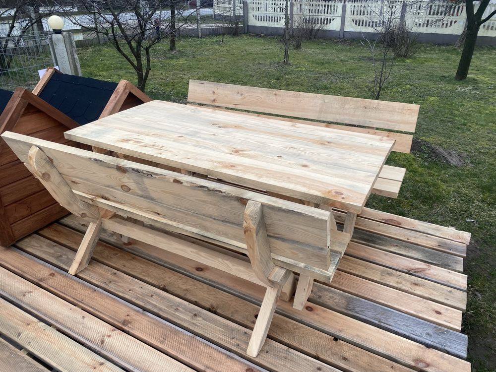 Drewniany stół plus dwie ławki