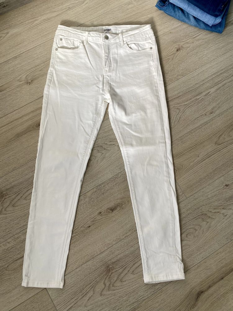 Білі джинси розміру М