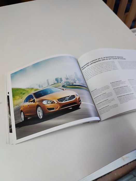 Folheto promocional do lançamento do Volvo S60.