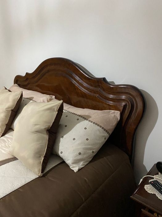 Cama com colchão e 2 mesas de cabeceira