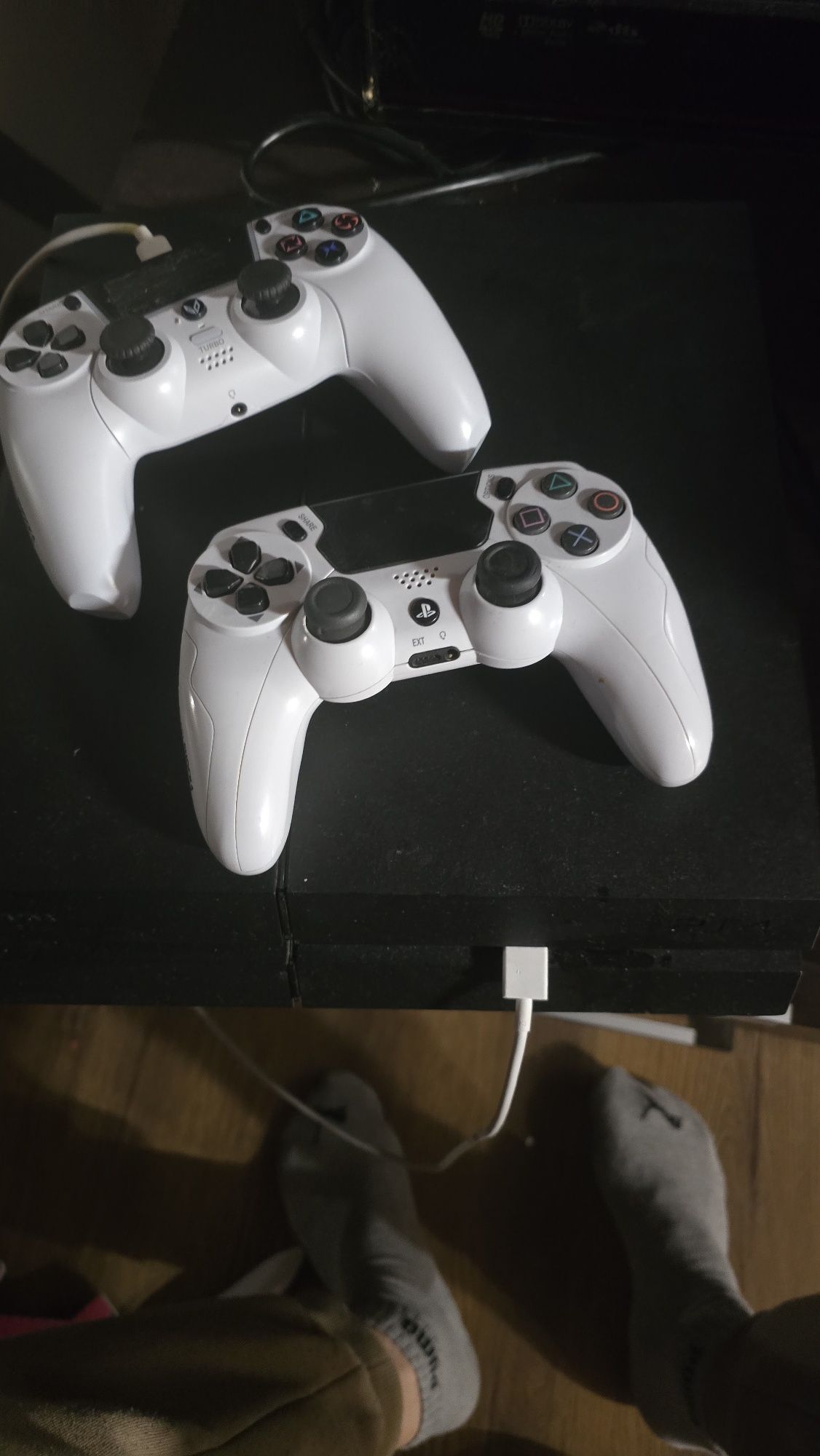 Playstation 4 1tb +2 pady